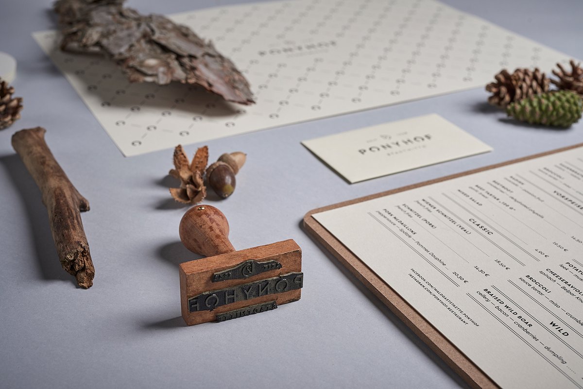 德國餐廳（餐飲）品牌標(biāo)志設(shè)計和品牌設(shè)計——logo與馬牧場背景相關(guān)，品牌設(shè)計，餐飲品牌設(shè)計，餐飲logo設(shè)計，餐廳品牌設(shè)計，品牌標(biāo)志設(shè)計，深圳品牌設(shè)計