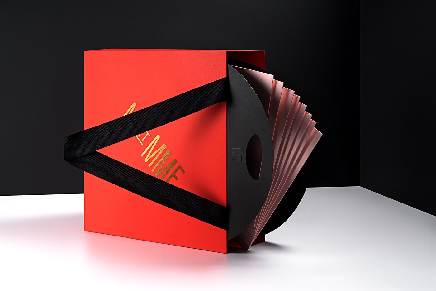 國外時尚創(chuàng)意邀請函品牌形象設(shè)計案例，品牌形象設(shè)計，時尚品牌設(shè)計，品牌設(shè)計公司，深圳品牌設(shè)計，左右格局