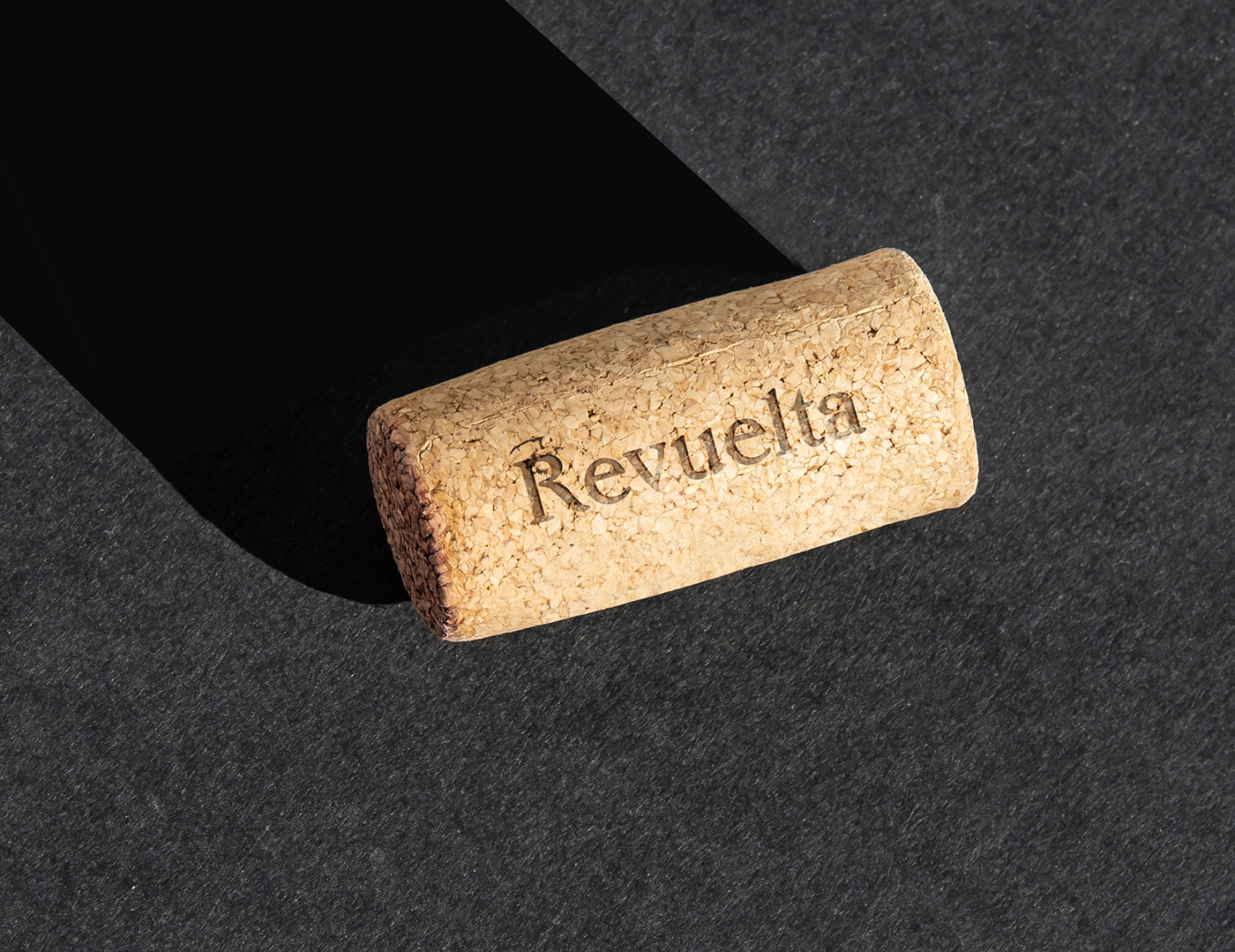Revuelta墨西哥高端葡萄酒品牌形象設(shè)計案例欣賞，餐飲品牌設(shè)計，葡萄酒品牌設(shè)計，品牌設(shè)計公司，深圳品牌設(shè)計，左右格局